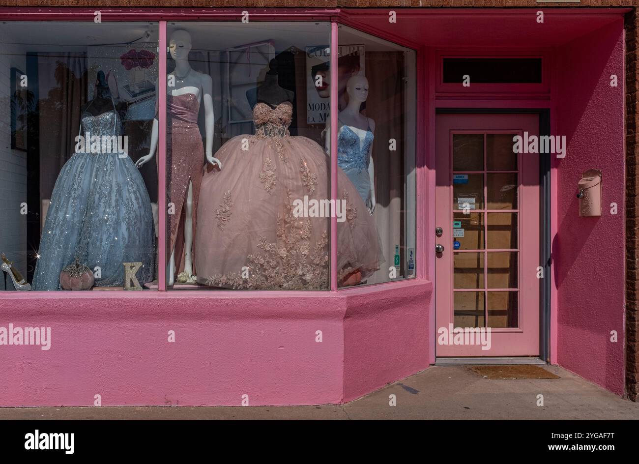 Abiti eleganti in vetrina rosa, Albuquerque, New Mexico Foto Stock
