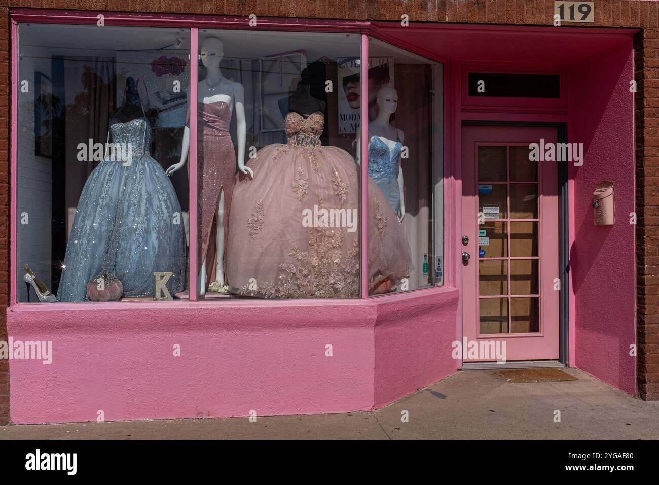 Abiti eleganti in vetrina rosa, Albuquerque, New Mexico Foto Stock