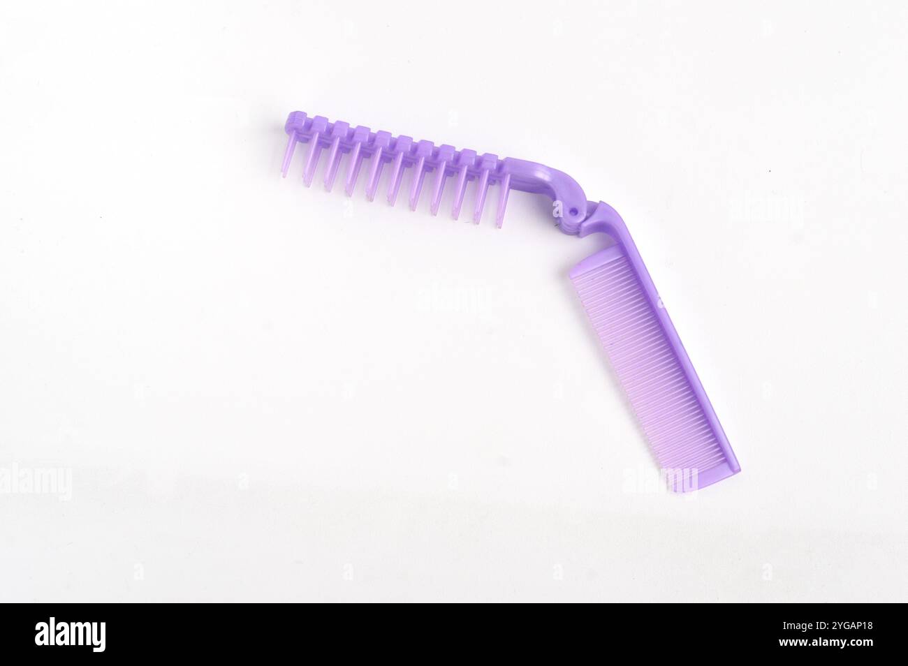 pettine in plastica viola isolato su sfondo bianco Foto Stock