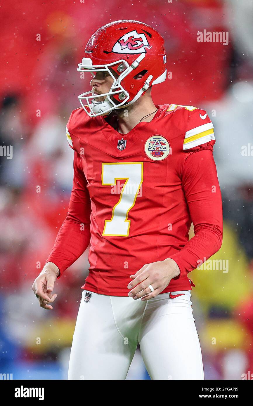 4 novembre 2024: I Kansas City Chiefs piazzano il kicker Harrison Butker (7) durante il riscaldamento prima di una partita contro i Tampa Bay Buccaneers al GEHA Field all'Arrowhead Stadium di Kansas City, Missouri. David Smith/CSM Foto Stock