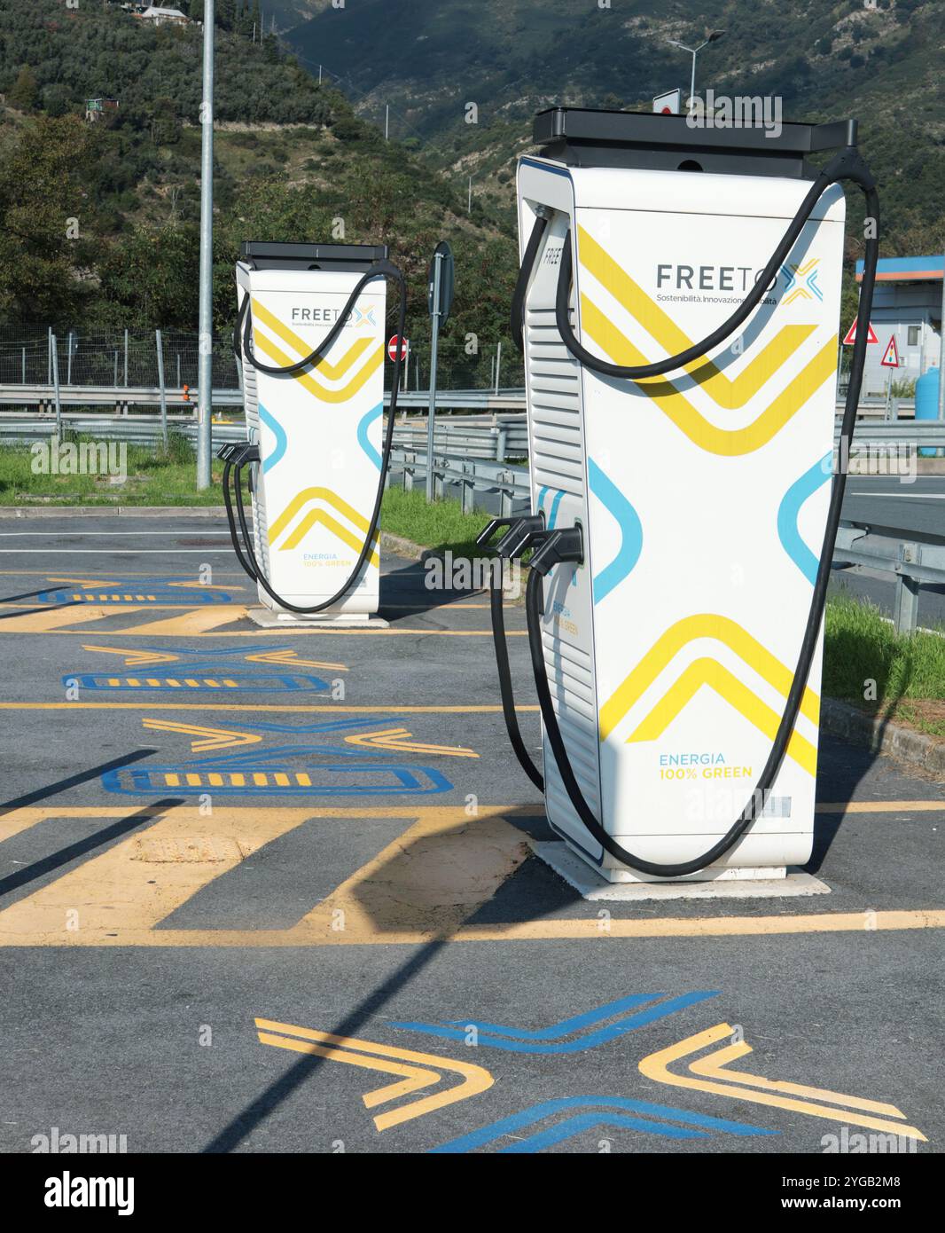 Stazione di rifornimento per veicoli elettrici. Risorse naturali rispettose dell'ambiente. Pianeta sano. Foto Stock