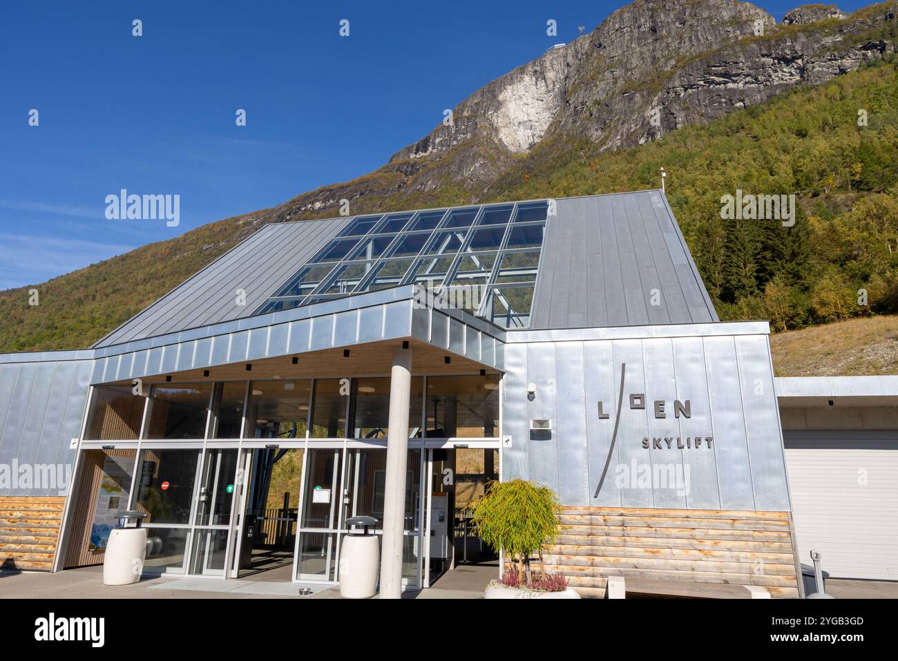 Ingresso allo Skylift Loen, una funivia che porta le persone fino alla cima del Monte Hoven, offrendo vedute spettacolari della valle Loen e del nordfjord Foto Stock