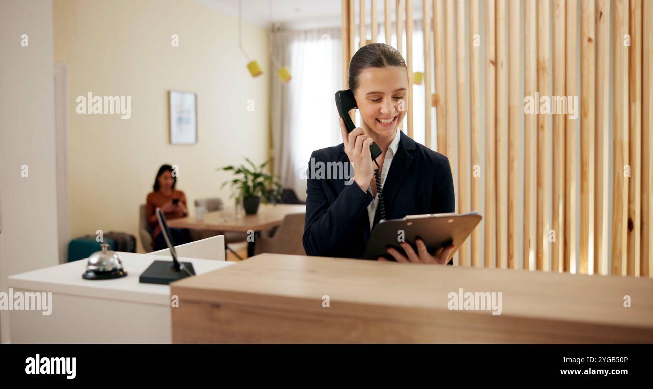 Appunti, donna e receptionist dell'hotel con telefono, prenotazione e lista di controllo al banco. Help desk, ospitalità e portineria con Foto Stock