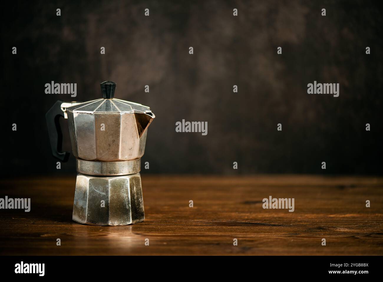 Moka pot isolata sul tavolo di legno. La moka pot è una macchina per il caffè. Foto Stock