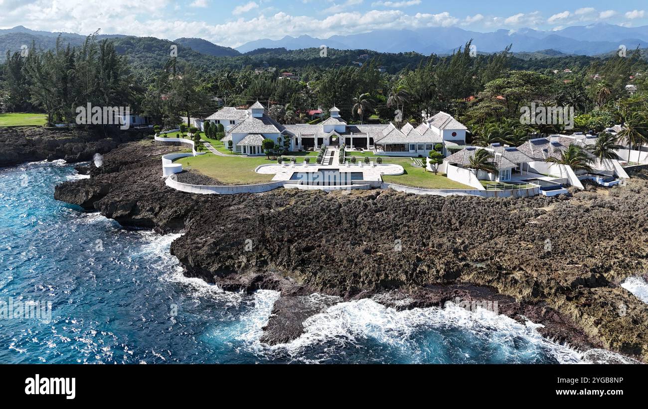 Scatti aerei del famoso Trident Hotel catturano la sua splendida architettura annidata lungo la costa caraibica, circondata da una vegetazione lussureggiante. Foto Stock