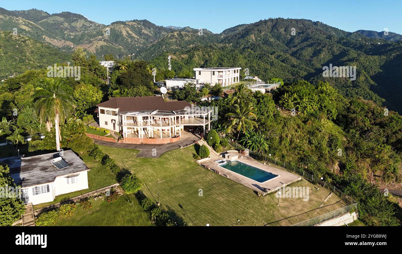 Scatti aerei della rinomata Beverly Hills, catturando la sua splendida architettura annidata lungo le montagne caraibiche Foto Stock
