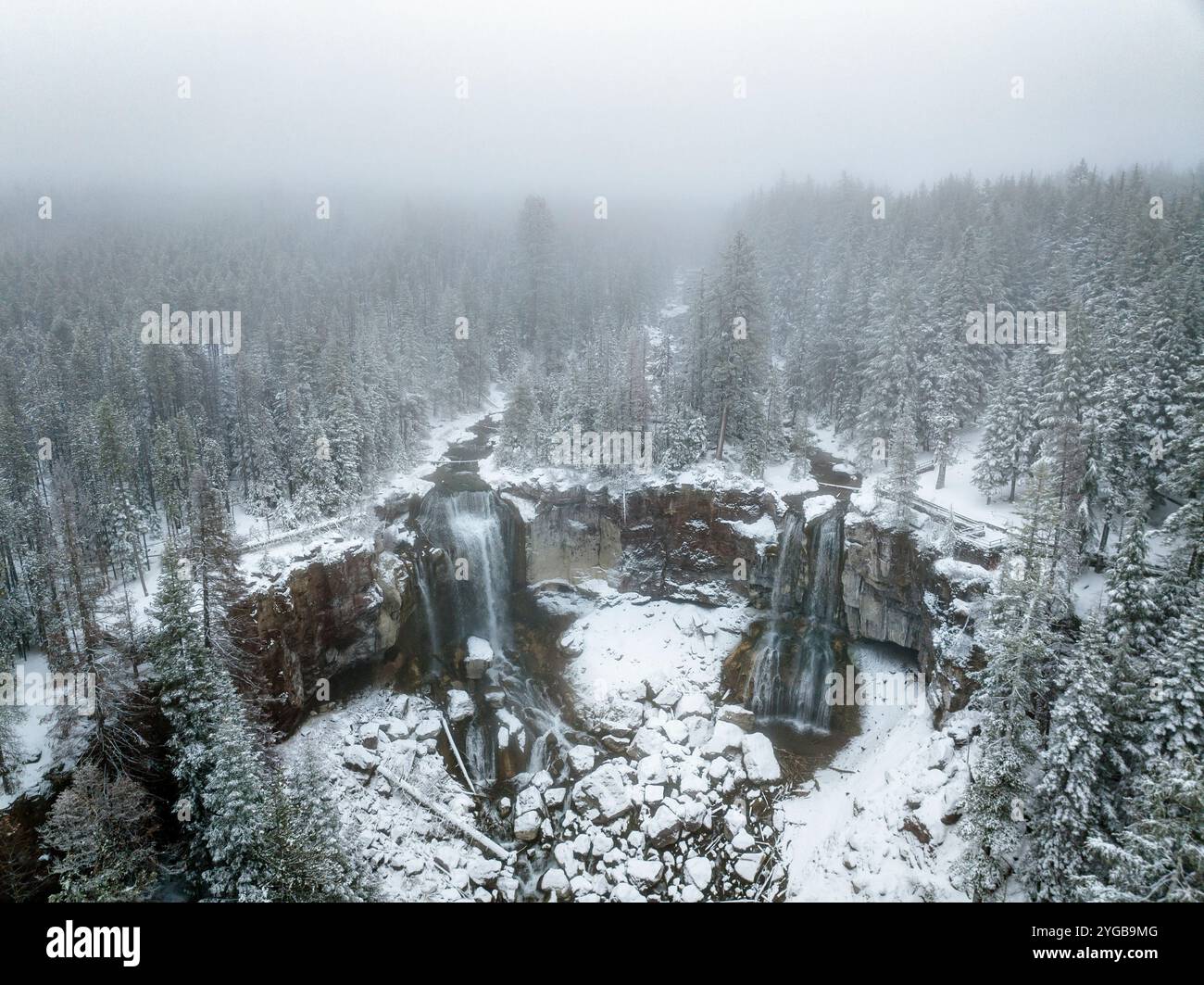 Vista aerea della neve alle cascate Paulina nella Caldera di Newberry a sud di Bend, Oregon, Stati Uniti Foto Stock