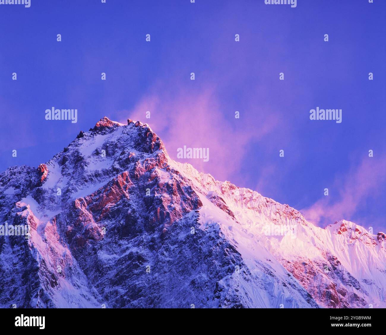 Venti estremi sollevano striscioni di nuvole e neve dalla cima del Nanga Parbat, la nona montagna più alta del mondo con i suoi 26.660 piedi (8.126 metri). Foto Stock