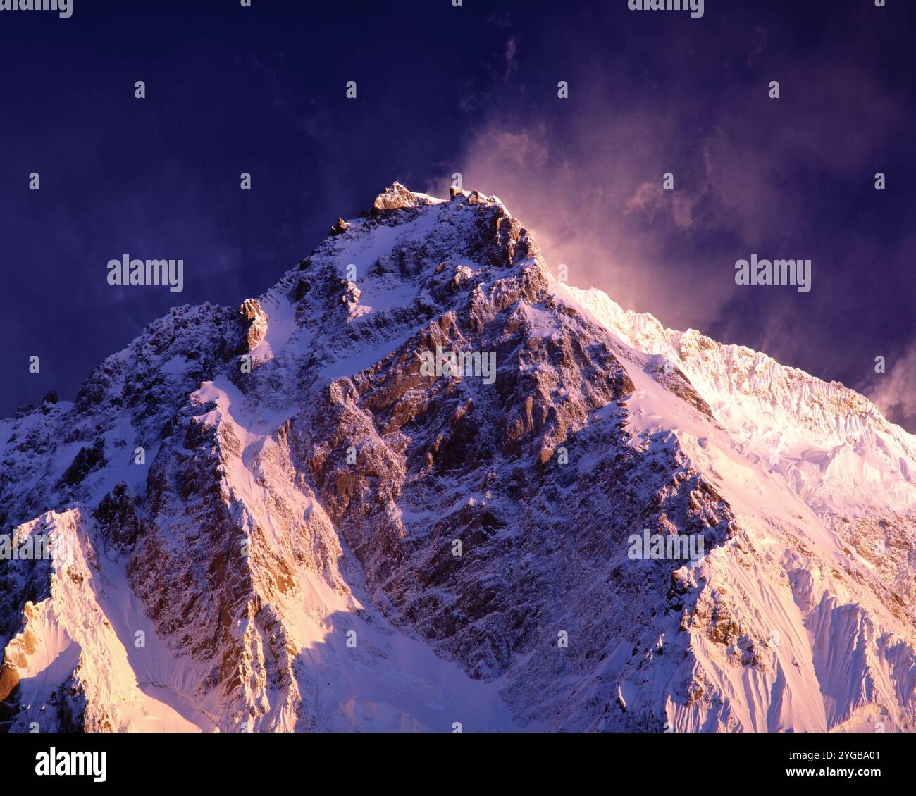 Venti estremi sollevano striscioni di nuvole e neve dalla cima del Nanga Parbat, la nona montagna più alta del mondo con i suoi 26.660 piedi (8.126 metri). Foto Stock