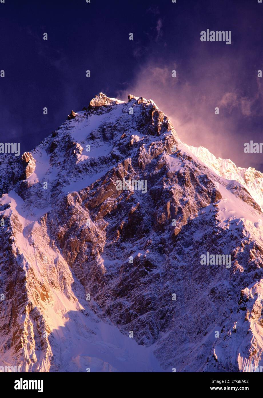 Venti estremi sollevano striscioni di nuvole e neve dalla cima del Nanga Parbat, la nona montagna più alta del mondo con i suoi 26.660 piedi (8.126 metri). Foto Stock