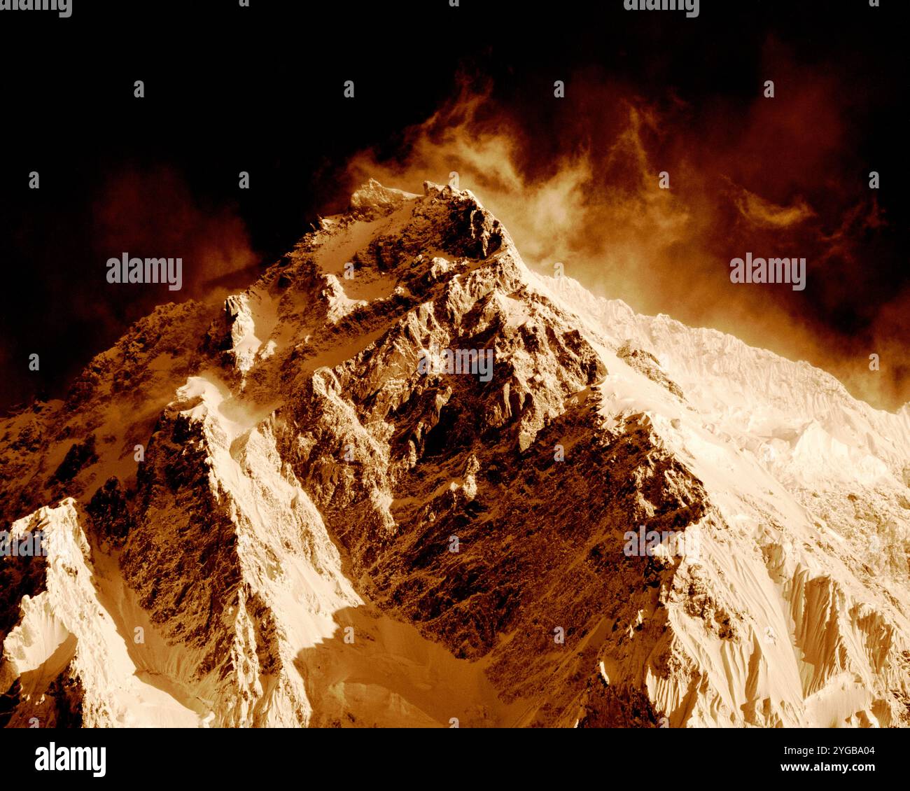 Venti estremi sollevano striscioni di nuvole e neve dalla cima del Nanga Parbat, la nona montagna più alta del mondo con i suoi 26.660 piedi (8.126 metri). Foto Stock