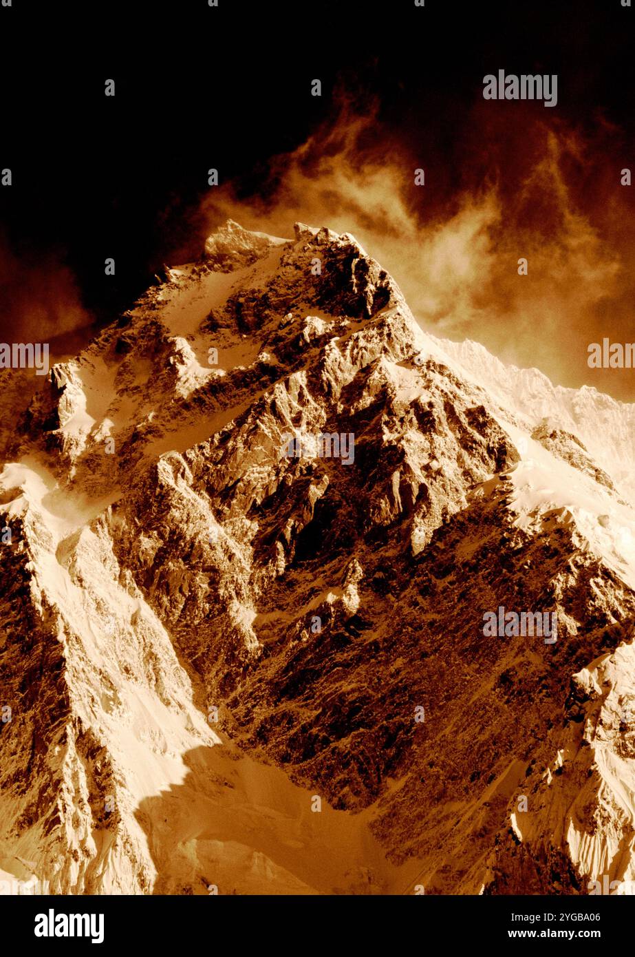 Venti estremi sollevano striscioni di nuvole e neve dalla cima del Nanga Parbat, la nona montagna più alta del mondo con i suoi 26.660 piedi (8.126 metri). Foto Stock