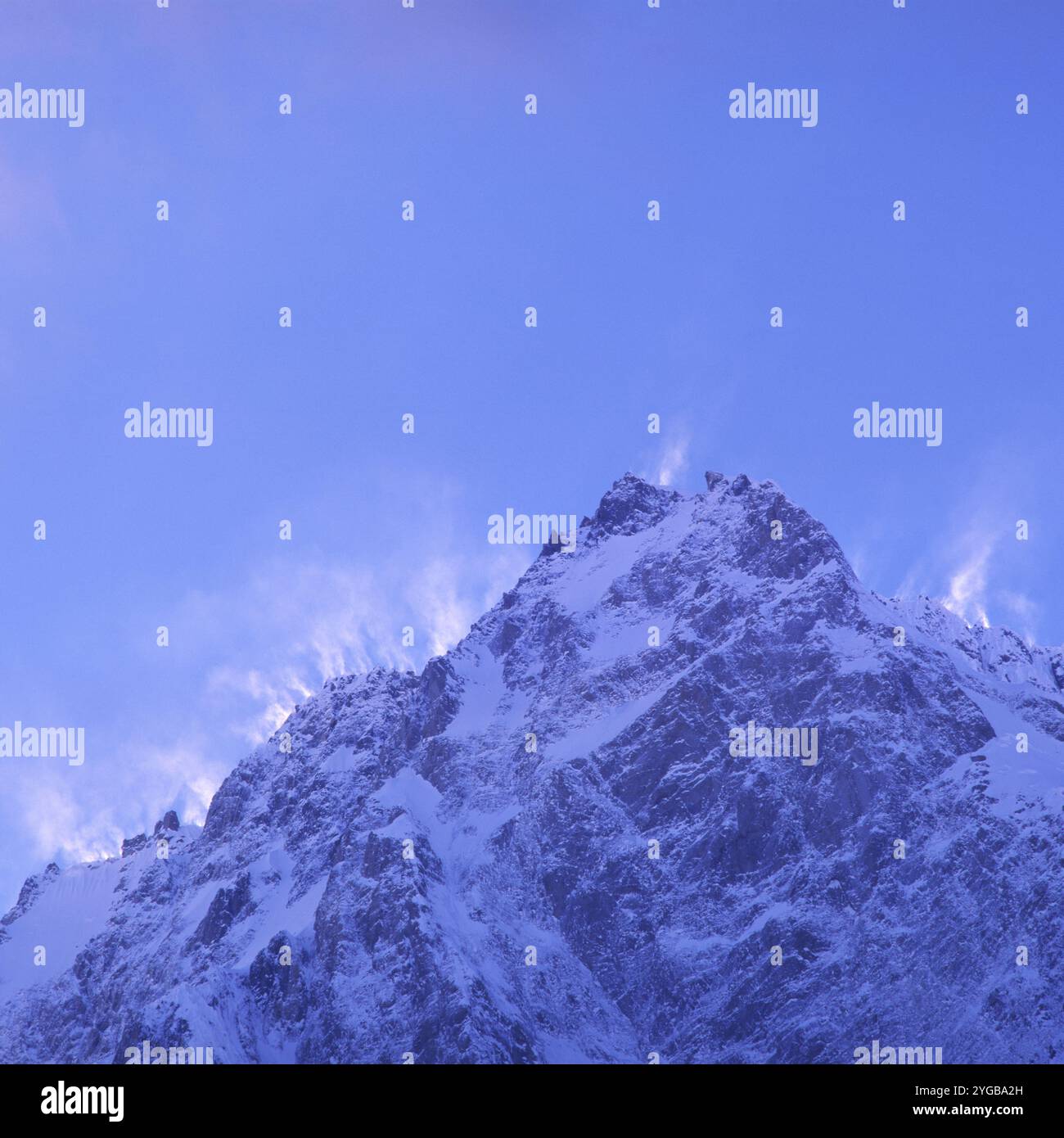 Venti estremi sollevano striscioni di nuvole e neve dalla cima del Nanga Parbat, la nona montagna più alta del mondo con i suoi 26.660 piedi (8.126 metri). Foto Stock