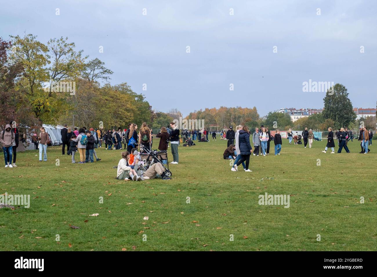 Berliner und Touristen genießen das Warme Herbstwetter im Berliner Mauerpark mit dem angerenzenden Flohmarkt. / I berlinesi e i turisti apprezzano il caldo clima autunnale nel Mauerpark di Berlino con il suo adiacente mercato delle pulci. Mauerpark a Berlino *** i berlinesi e i turisti apprezzano il caldo clima autunnale nel Mauerpark di Berlino, con il suo adiacente mercato delle pulci, i berlinesi e i turisti apprezzano il caldo clima autunnale nel Mauerpark di Berlino con il suo adiacente mercato delle pulci Mauerpark a Berlino sp202410261494.jpg Foto Stock