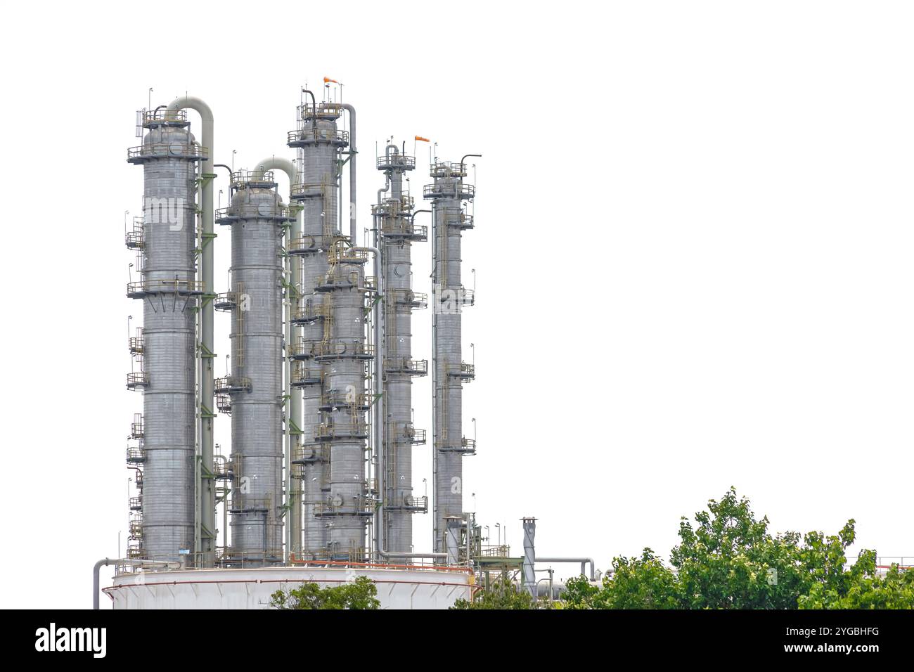 Colonne di distillazione per la costruzione di petrolio combustibile torre isolata su sfondo bianco con percorso di ritaglio. Foto Stock