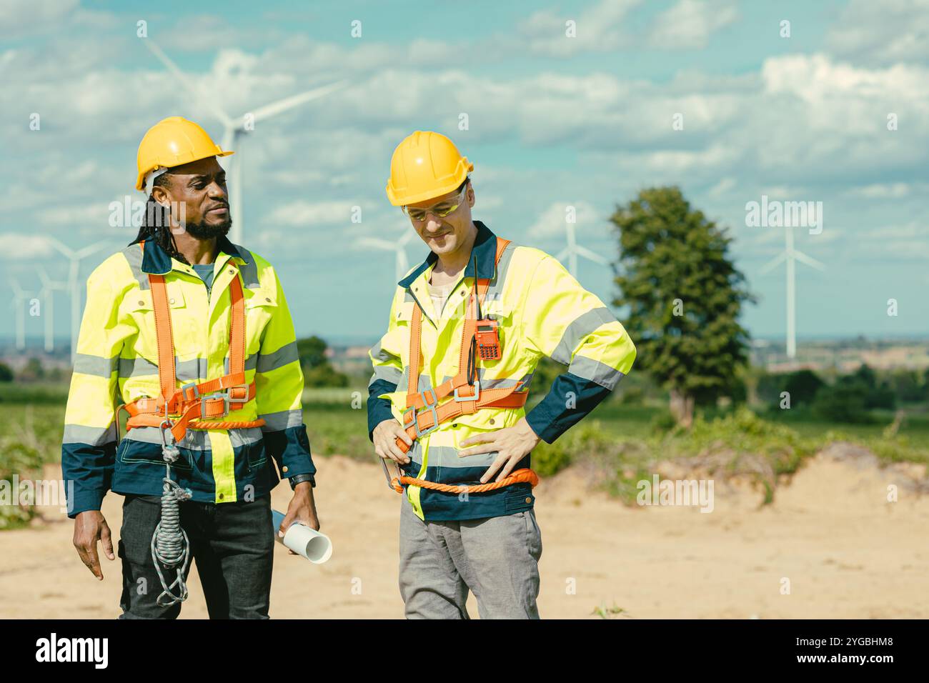 Lo stress del team di ingegneri che parlano insieme risolvono il problema al campo Turbines generatore di energia eolica all'aperto. Foto Stock Lo stress del team di ingegneri che parlano insieme risolvono il problema al campo Turbines generatore di energia eolica all'aperto. Foto Stock