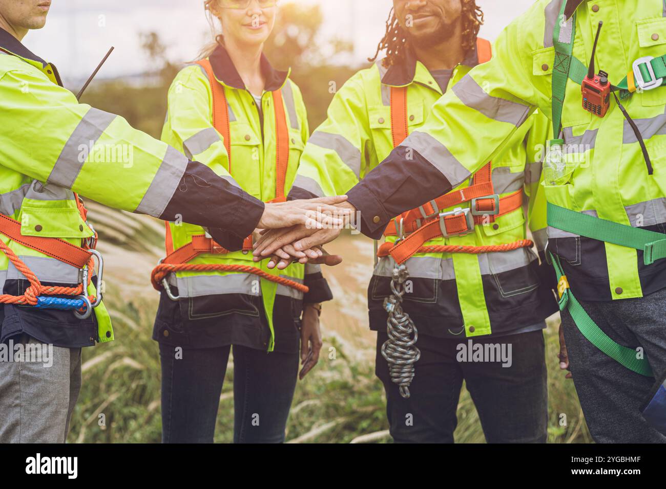 Gruppo di ingegneri team di lavoratori mano si uniscono cooperazione di lavoro forza forte lavoro di squadra concetto potente. Foto Stock