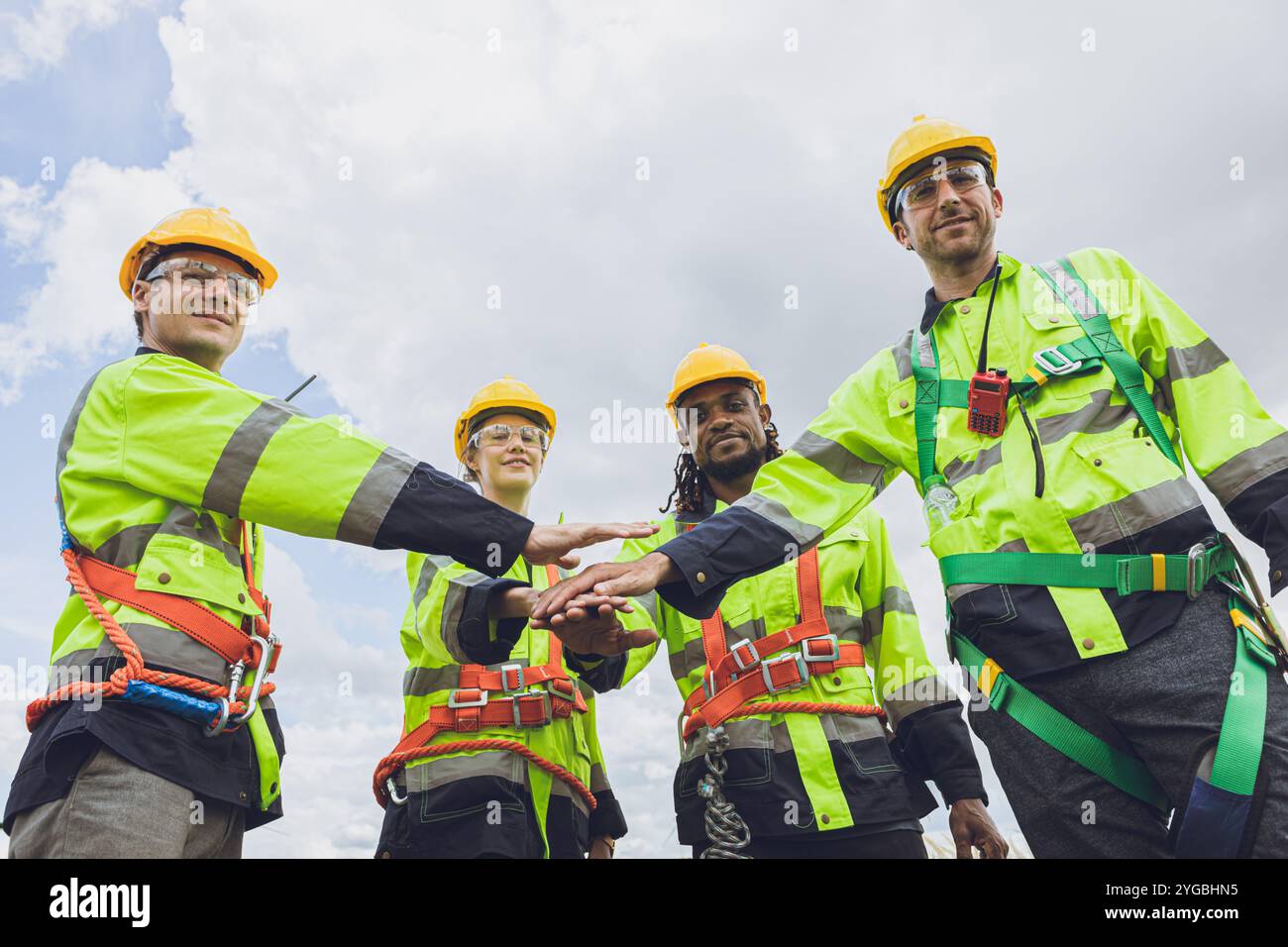 Gruppo di ingegneri team di lavoratori mano si uniscono cooperazione di lavoro forza forte lavoro di squadra concetto potente. Foto Stock