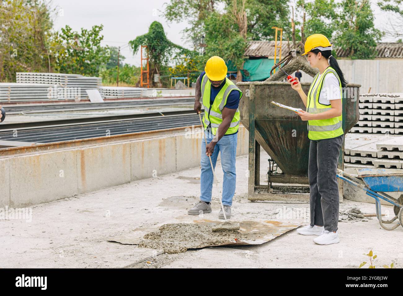 Persone nere africane lavoratrici nell'industria edile che lavorano in cantieri edili. Foto Stock