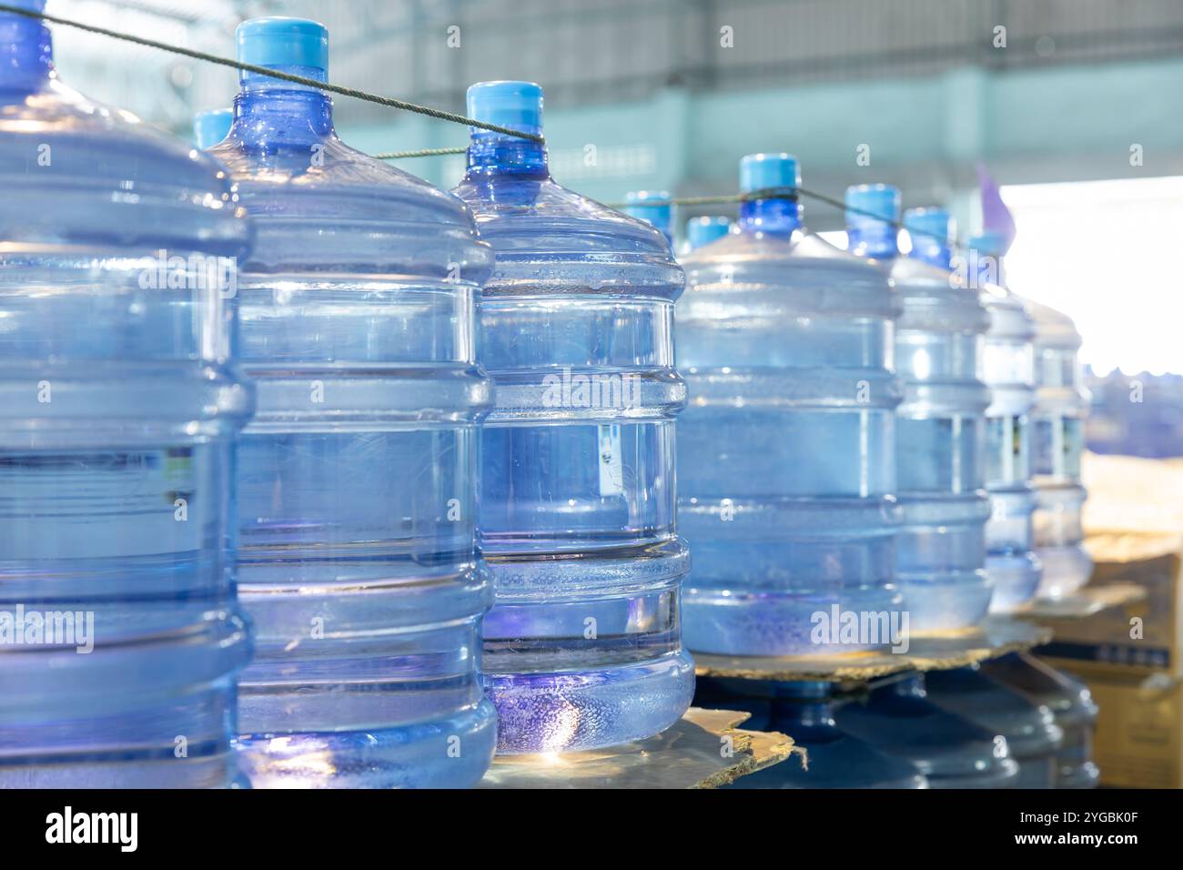 Magazzino dell'impianto di acqua potabile magazzino magazzino magazzino magazzino magazzino magazzino prodotti in attesa del processo logistico Ship to Market. Foto Stock