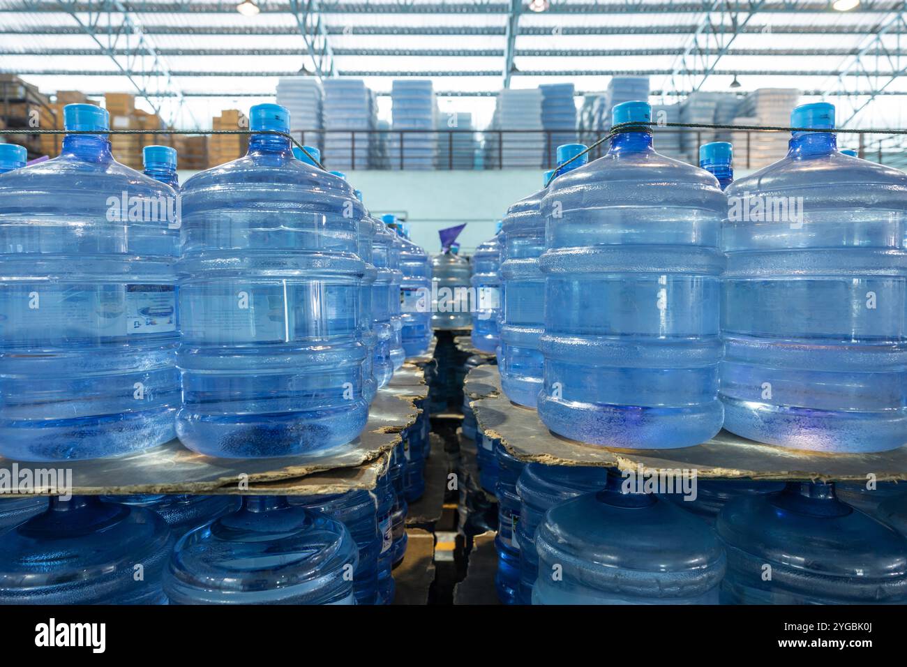 Magazzino dell'impianto di acqua potabile magazzino magazzino magazzino magazzino magazzino magazzino prodotti in attesa del processo logistico Ship to Market. Foto Stock