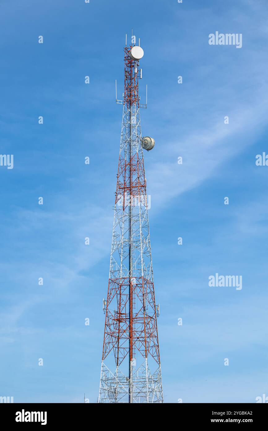Torretta di telecomunicazione 5G torretta di segnalazione, sistema di collegamento dell'antenna wireless dei sistemi di comunicazione contro il cielo blu Foto Stock