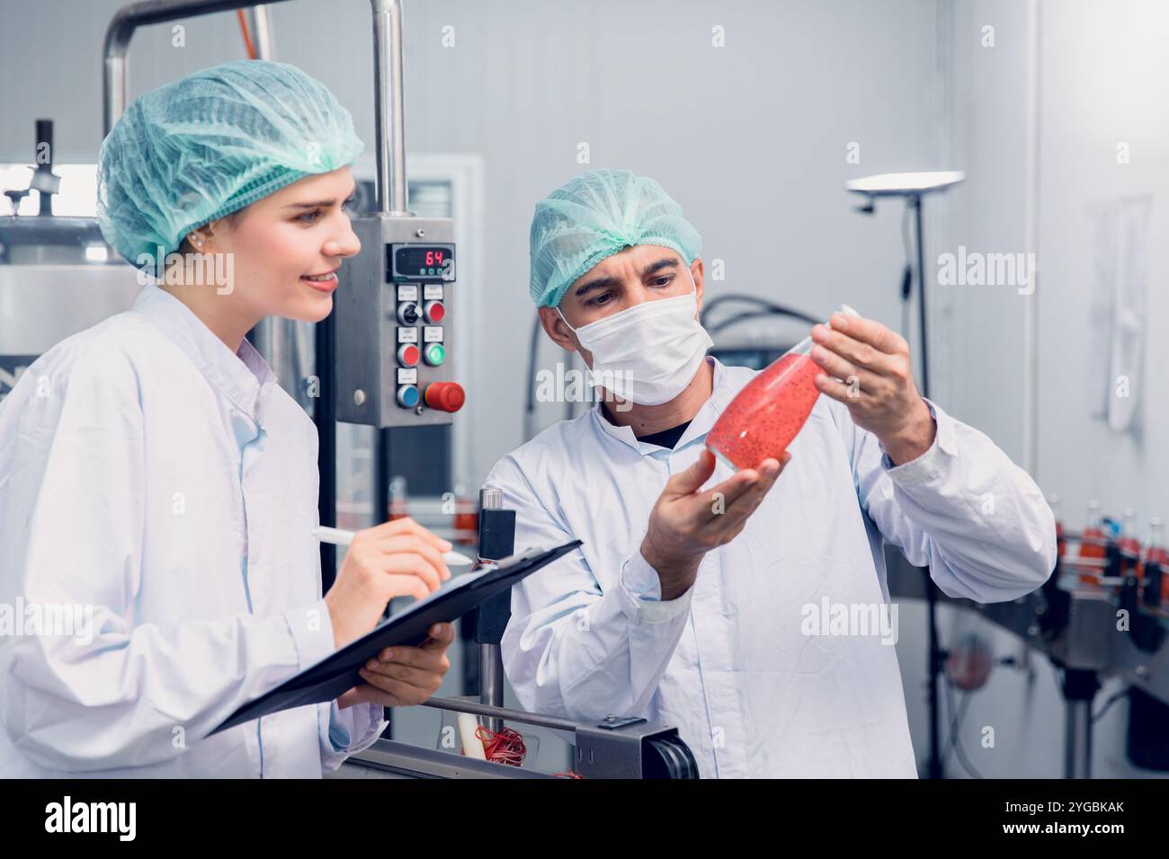 Controllo di qualità e sicurezza alimentare ispettore verifica e verifica con cura igienica lo standard di contaminazione dei prodotti nella linea di produzione degli stabilimenti alimentari e delle bevande. Foto Stock