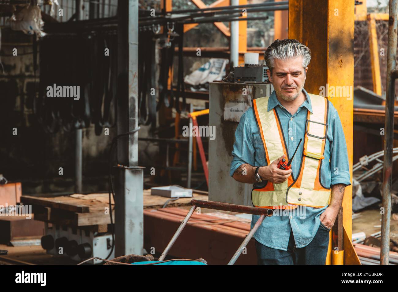 Ingegnere edile cantiere moody stressato esausto sentimento di cattiva emozione stanco del duro lavoro. Foto Stock