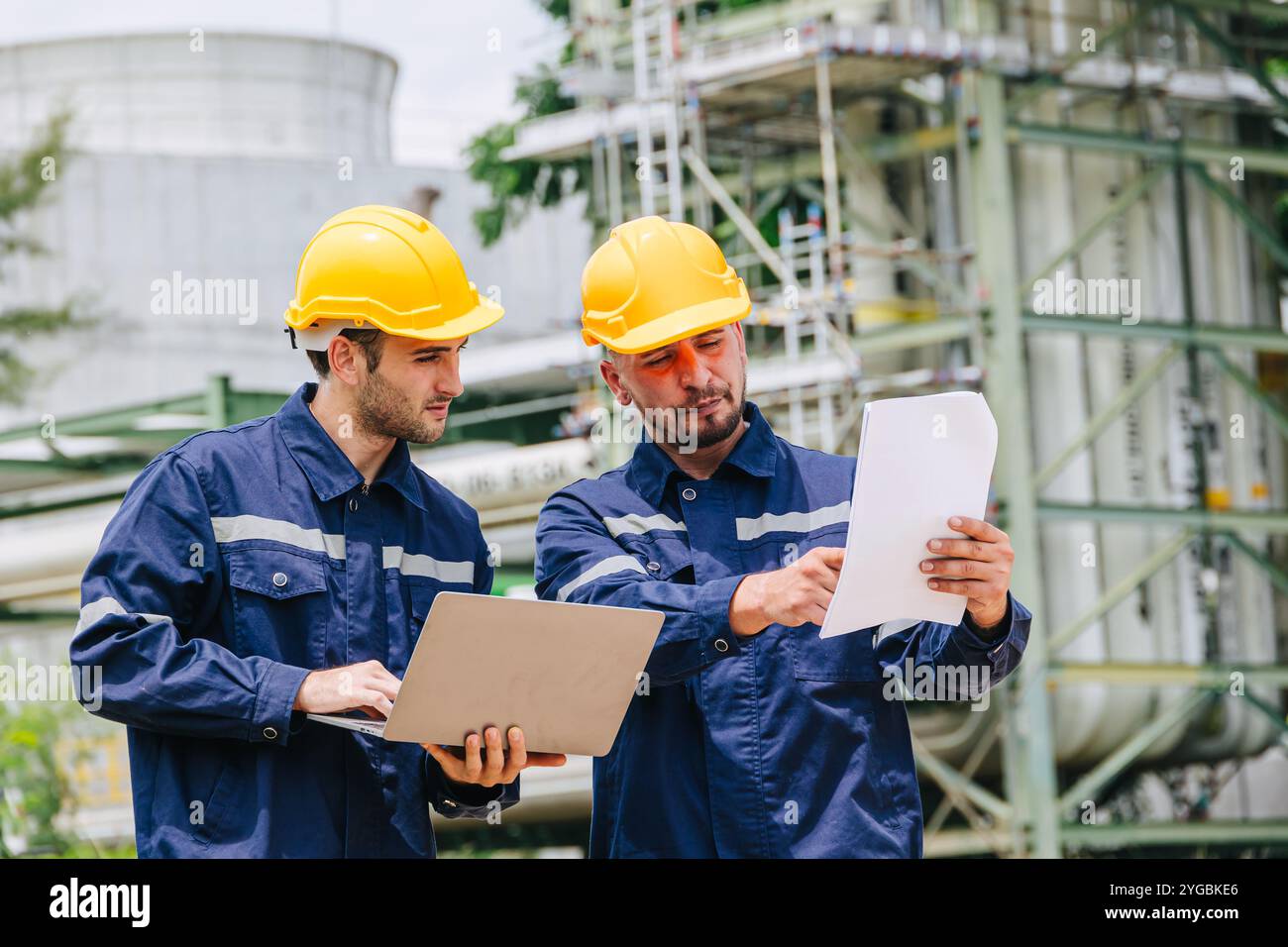 Team di ingegneri che lavorano all'aperto, indagine Surveyor sul lavoro di squadra condotte per il trasporto di gasdotti gasdotti e oleodotti implementazione di progetti di costruzione per l'industria delle raffinerie. Foto Stock