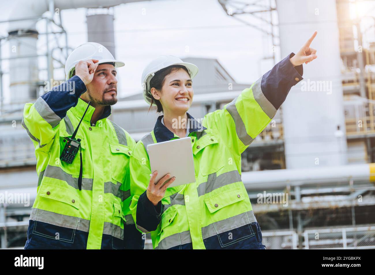Impianti di ispezione per lavoratori industriali caschi ad alta visibilità discussione sulla sicurezza operativa tubi di servizio, industria Teamwork Refinery Maintenance, Const Foto Stock