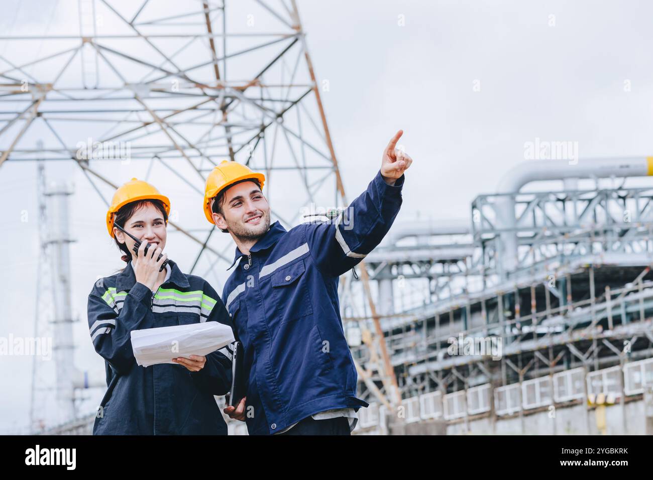Impianti di ispezione per lavoratori industriali caschi ad alta visibilità discussione sulla sicurezza operativa tubi di servizio, industria Teamwork Refinery Maintenance, Const Foto Stock