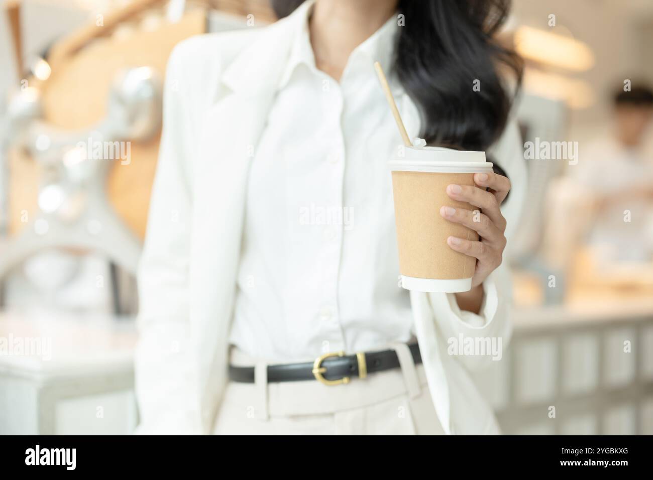 Le persone che lavorano da vicino gestiscono la tazza di caffè caldo di carta, risparmiando l'ambiente utilizzando il concetto di contenitore per bevande riciclate. Foto Stock