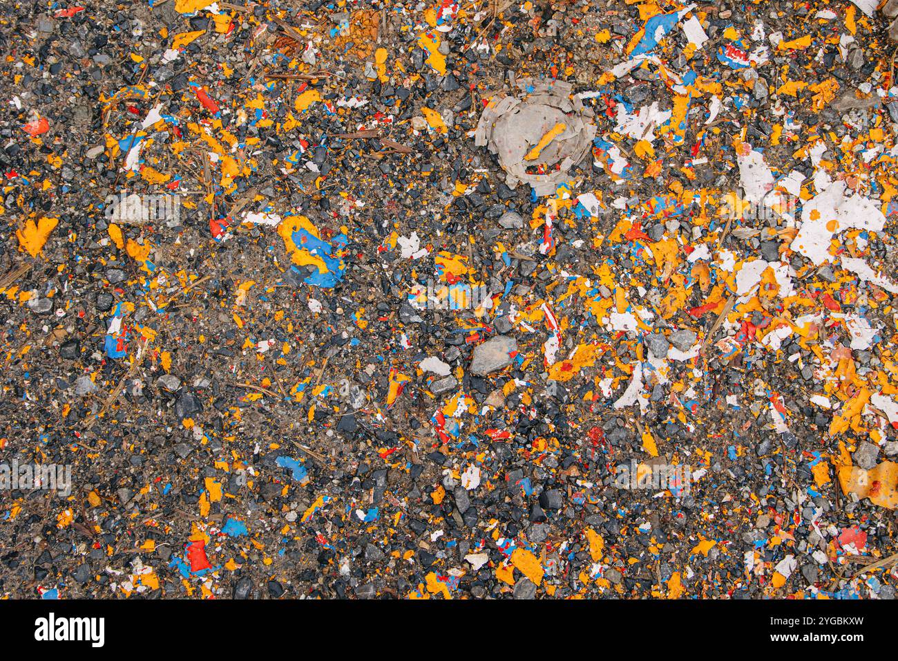 Il colore delle vernici al piombo in microplastica è contaminato dall'impatto ambientale del suolo derivante dall'industria della verniciatura. Foto Stock