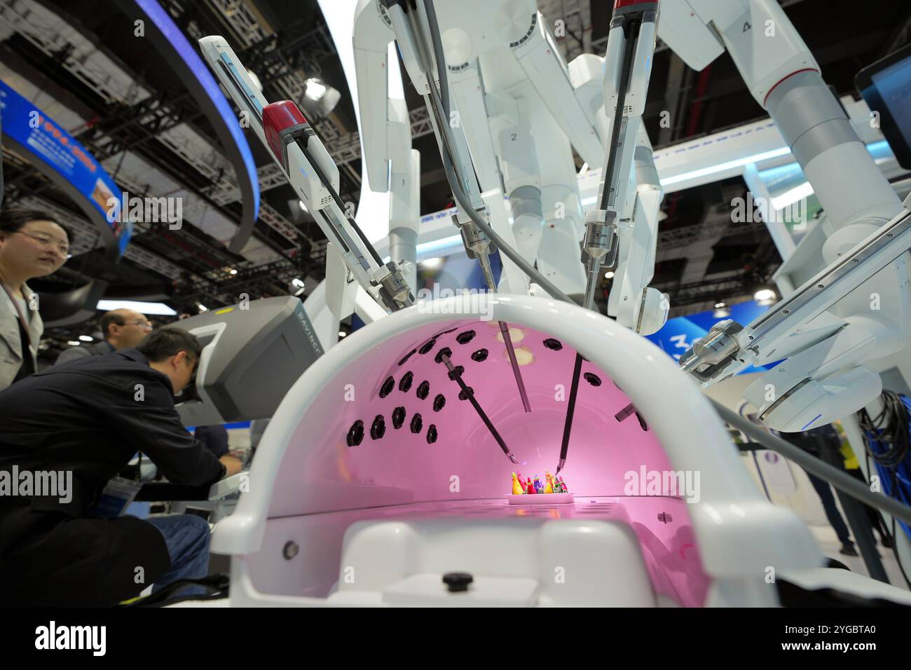 SHANGHAI, CINA - 6 NOVEMBRE 2024 - gli spettatori sperimentano il robot chirurgico da Vinci al 7° CIIE di Shanghai, Cina, il 6 novembre 2024. Foto Stock