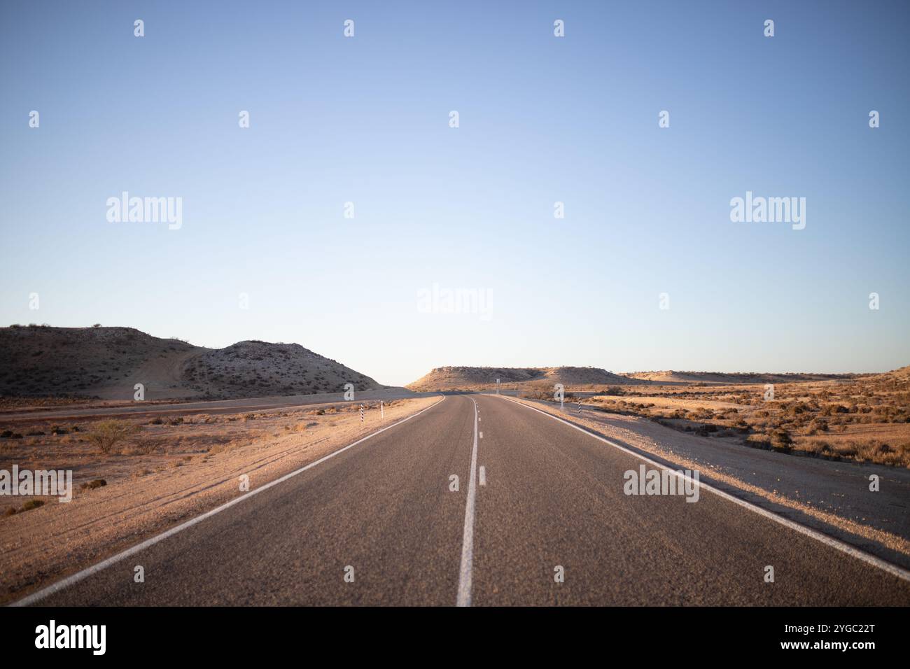 Linee stradali dipinte di bianco su una strada asfaltata. Vista dalla parte centrale della strada sulla Northwest Coastal Highway. Strada utilizzata come strada per camion e. Foto Stock