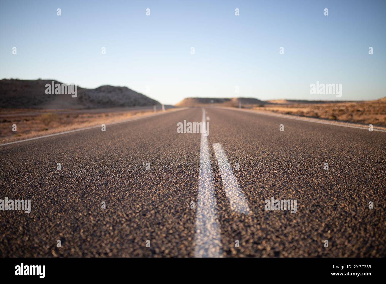 Vista ravvicinata dal centro della strada della Northwest Coastal Highway. Vista seguendo la segnaletica stradale bianca. Strada utilizzata come strada per camion A. Foto Stock