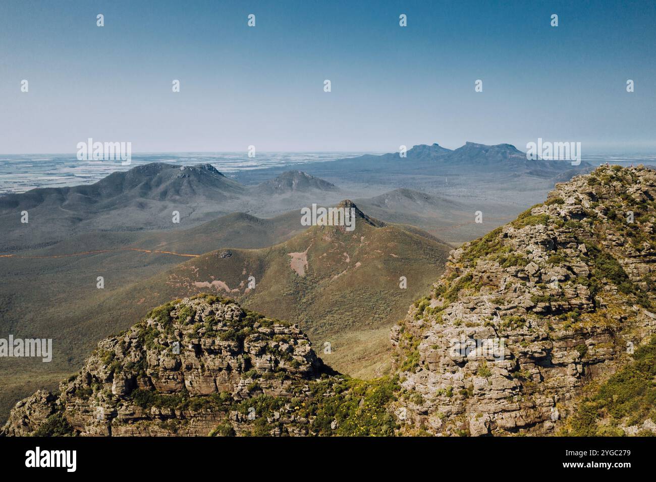 Catena montuosa Stirling Ranges nell'Australia occidentale, vista dal Toolbrunup Peak in una giornata limpida. Cielo blu, verdi catene montuose rocciose. Foto Stock