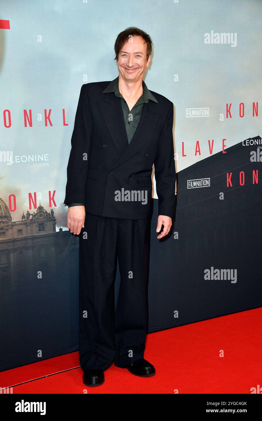 Volker Bertelmann bei der Premiere des Kinofilms Konklave im Delphi Filmpalast. Berlino, 06.11.2024 *** Volker Bertelmann alla prima del lungometraggio Conclave al Delphi Filmpalast Berlin, 06 11 2024 foto:Xn.xKubelkax/xFuturexImagex konklave_4059 Foto Stock