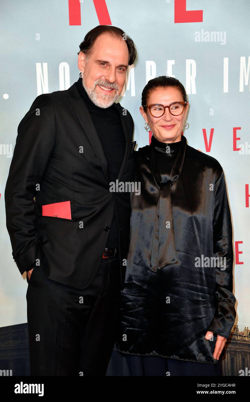 Thomas Loibl und Lisy Christl bei der Premiere des Kinofilms Konklave im Delphi Filmpalast. Berlino, 06.11.2024 *** Thomas Loibl e Lisy Christl alla prima del film Conclave at Delphi Filmpalast Berlin, 06 11 2024 foto:Xn.xKubelkax/xFuturexImagex konklave_4053 Foto Stock