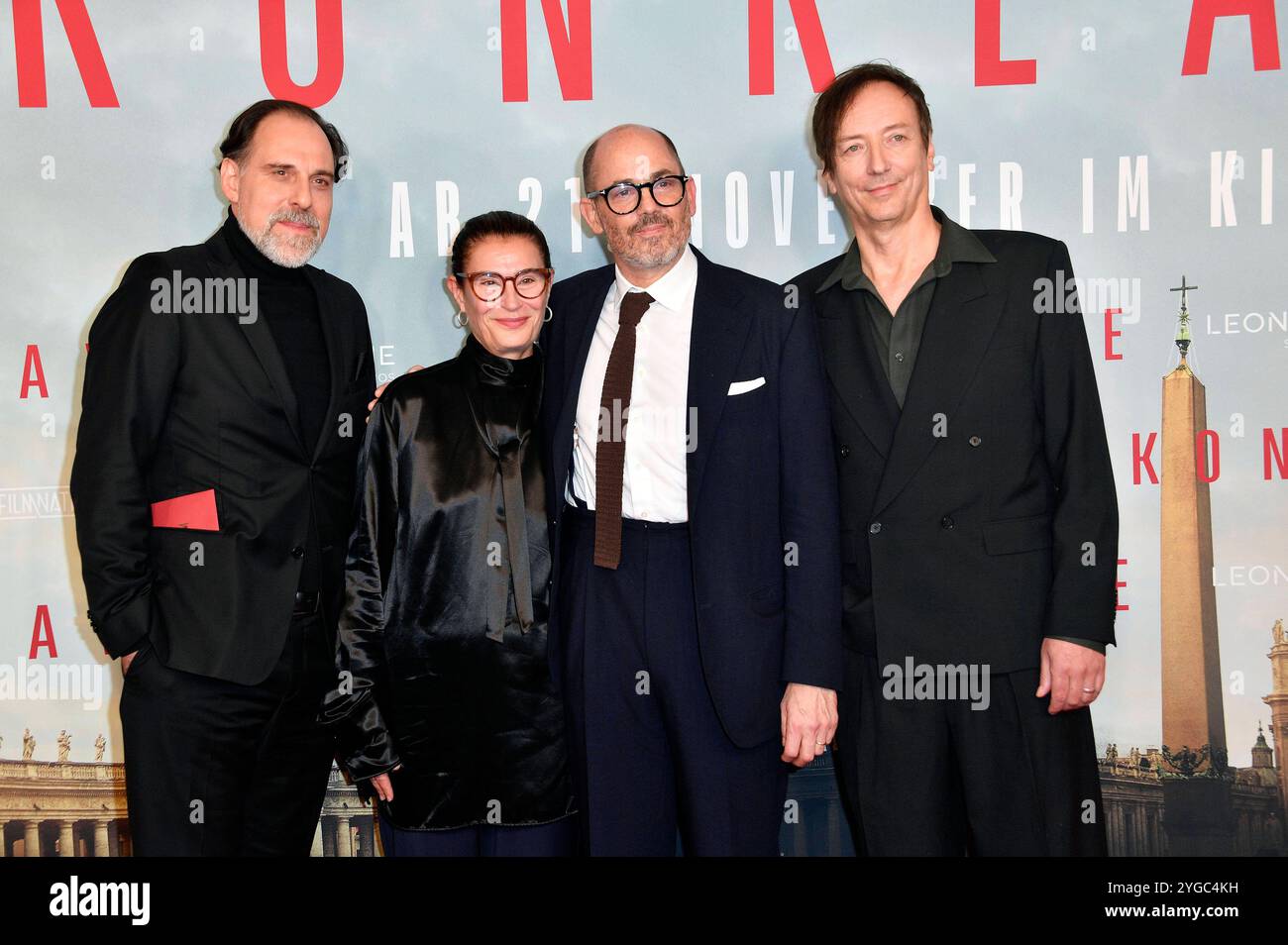 Thomas Loibl, Lisy Christl, Edward Berger und Volker Bertelmann bei der Premiere des Kinofilms Konklave im Delphi Filmpalast. Berlino, 06.11.2024 *** Thomas Loibl, Lisy Christl, Edward Berger e Volker Bertelmann alla prima del lungometraggio Conclave al Delphi Filmpalast Berlin, 06 11 2024 foto:Xn.xKubelkax/xFuturexImagex konklave_4067 Foto Stock