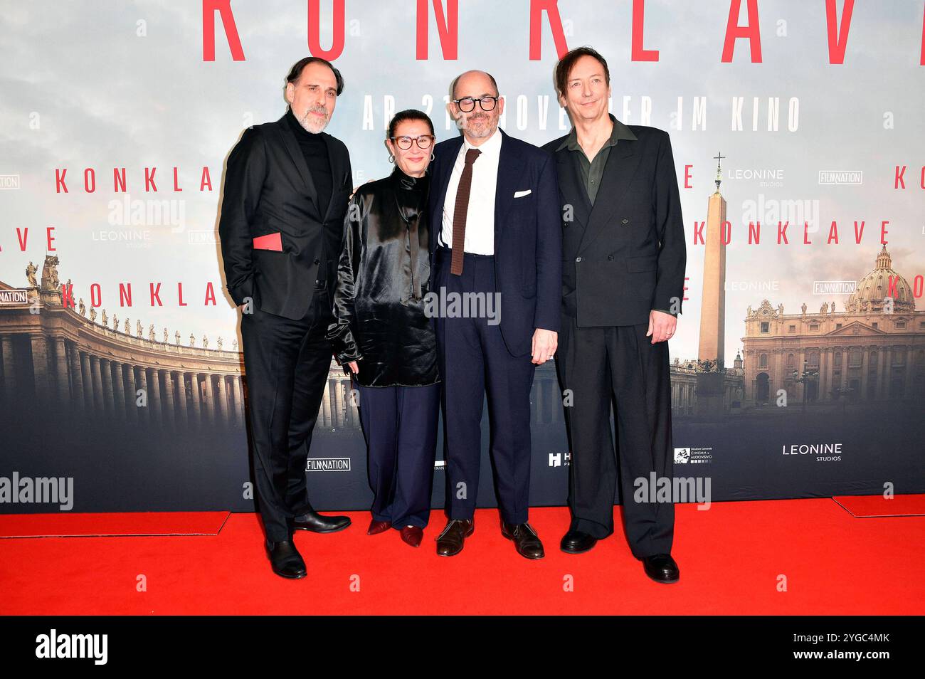 Thomas Loibl, Lisy Christl, Edward Berger und Volker Bertelmann bei der Premiere des Kinofilms Konklave im Delphi Filmpalast. Berlino, 06.11.2024 *** Thomas Loibl, Lisy Christl, Edward Berger e Volker Bertelmann alla prima del lungometraggio Conclave al Delphi Filmpalast Berlin, 06 11 2024 foto:Xn.xKubelkax/xFuturexImagex konklave_4065 Foto Stock