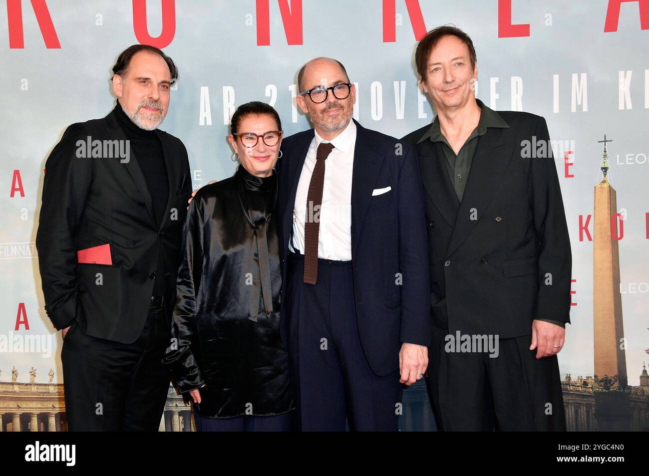 Thomas Loibl, Lisy Christl, Edward Berger und Volker Bertelmann bei der Premiere des Kinofilms Konklave im Delphi Filmpalast. Berlino, 06.11.2024 *** Thomas Loibl, Lisy Christl, Edward Berger e Volker Bertelmann alla prima del lungometraggio Conclave al Delphi Filmpalast Berlin, 06 11 2024 foto:Xn.xKubelkax/xFuturexImagex konklave_4068 Foto Stock