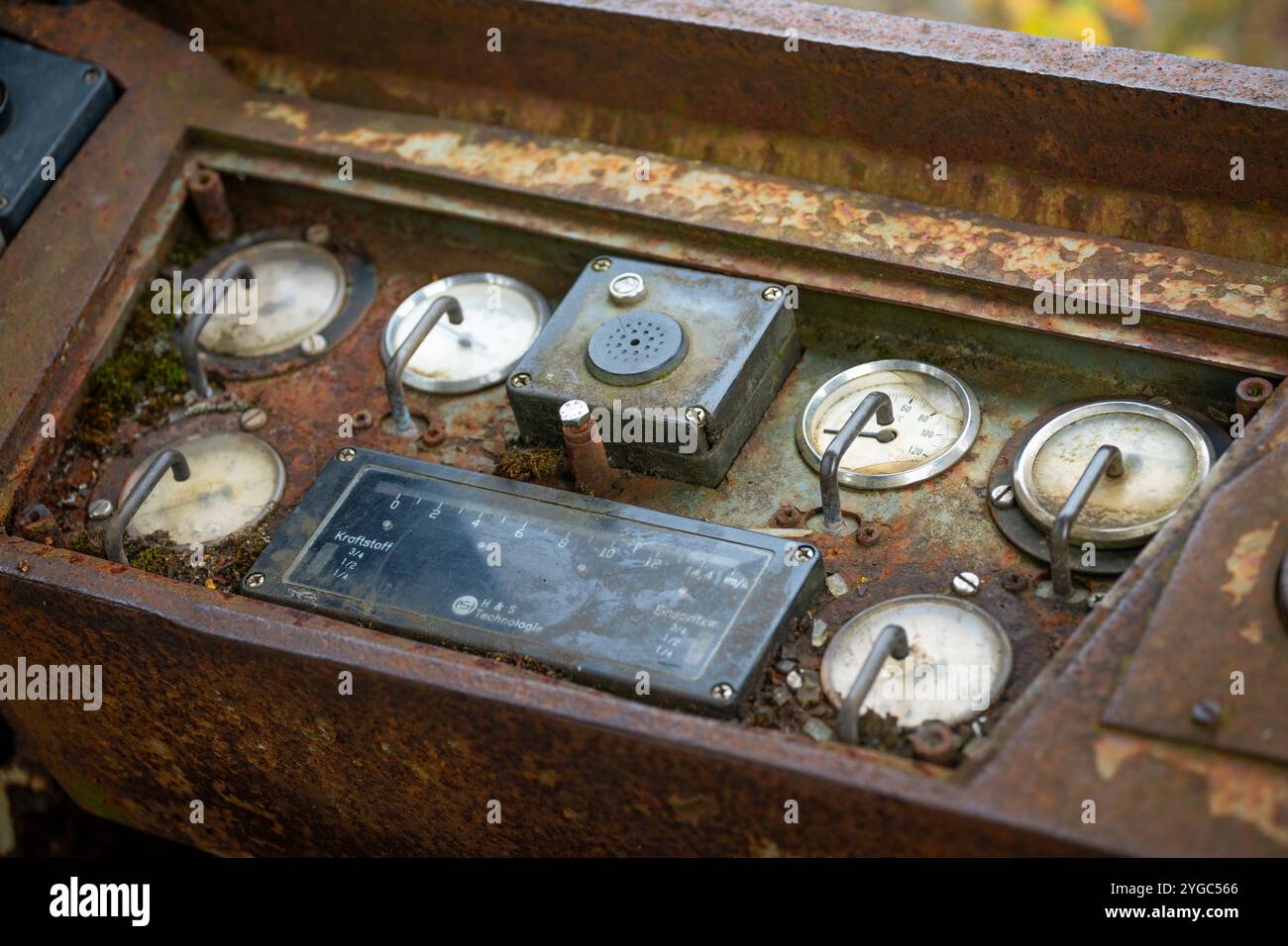 Quadro strumenti di una minilocomotiva arrugginita presso Zollverein, sito patrimonio dell'umanità dell'UNESCO, a Essen, Germania Foto Stock