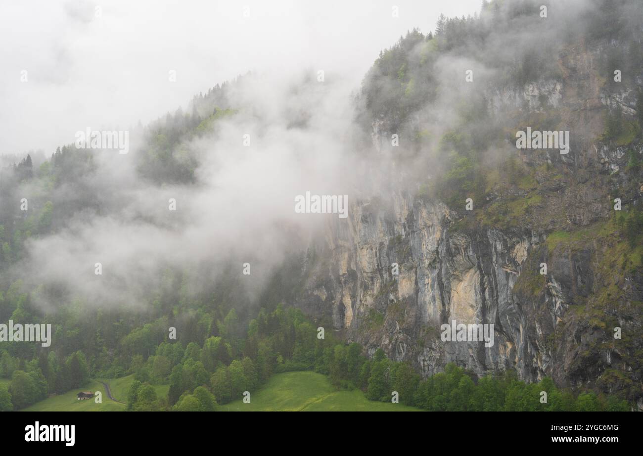 Lauterbrunnen, villaggio in Svizzera, nelle Alpi svizzere, splendida valle con scogliere rocciose e cascate, conosciuta come la Terra delle 72 cascate con un Foto Stock