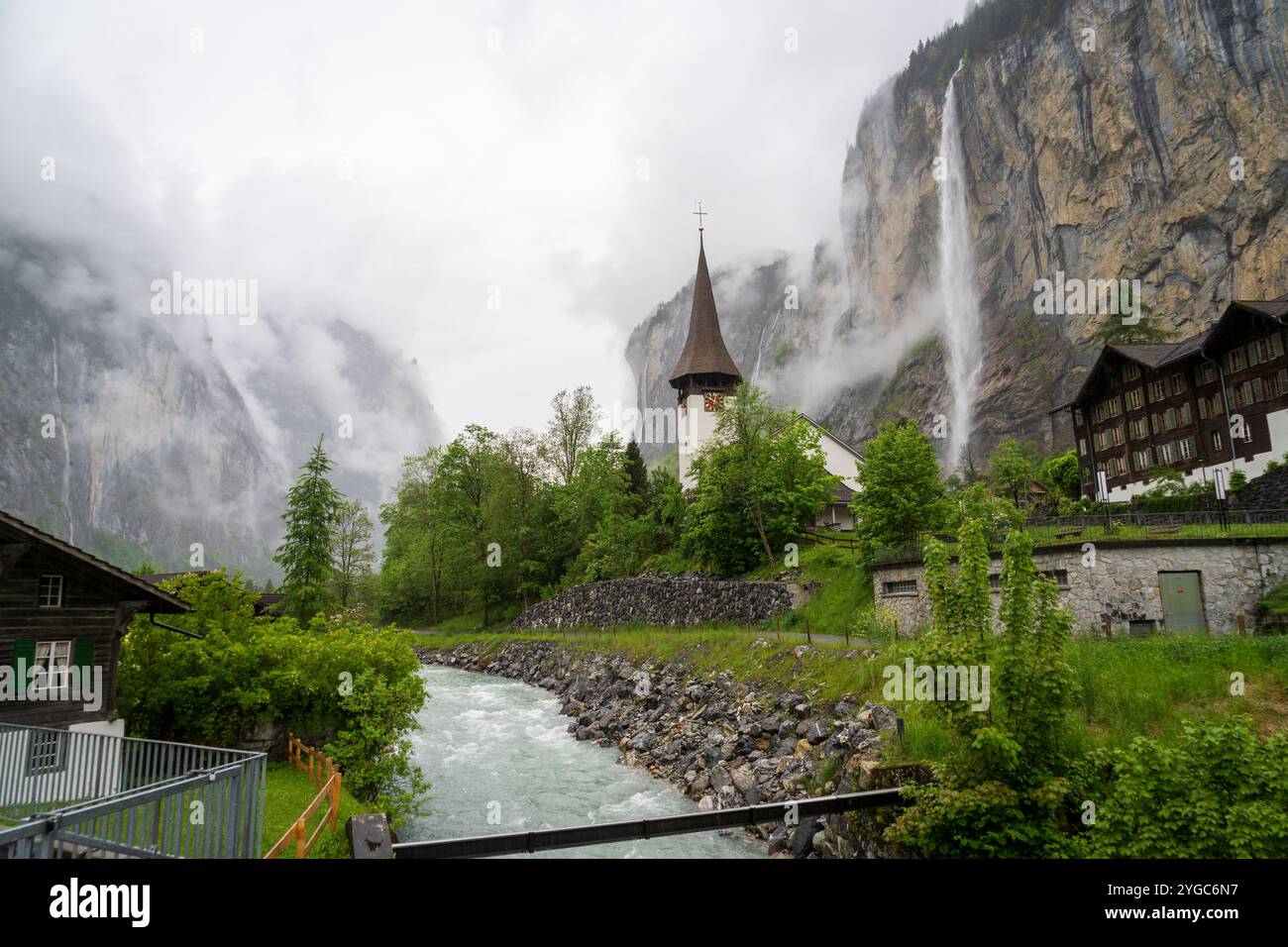 Lauterbrunnen, villaggio in Svizzera, nelle Alpi svizzere, splendida valle con scogliere rocciose e cascate, conosciuta come la Terra delle 72 cascate con un Foto Stock