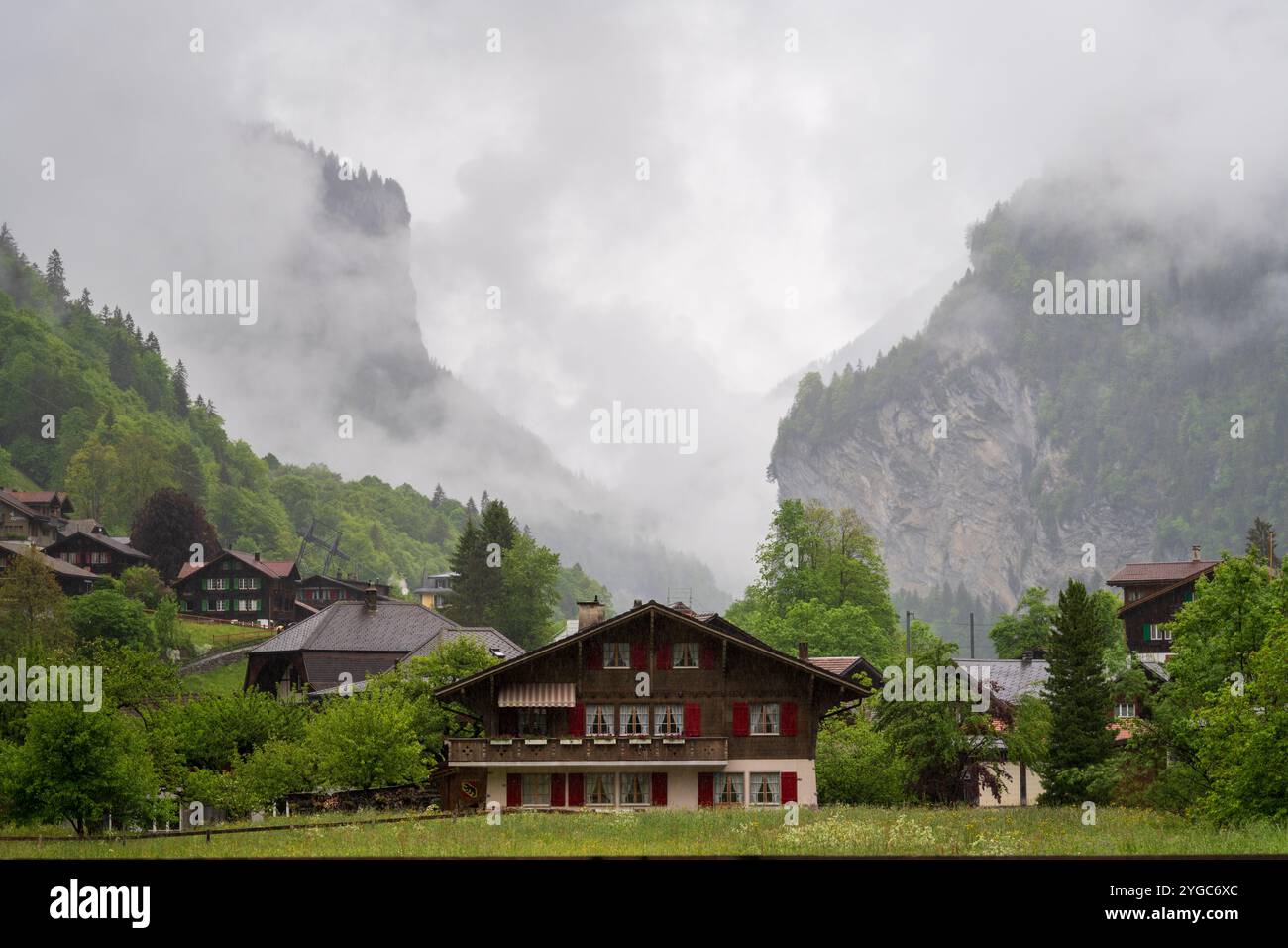 Lauterbrunnen, villaggio in Svizzera, nelle Alpi svizzere, splendida valle con scogliere rocciose e cascate, conosciuta come la Terra delle 72 cascate con un Foto Stock