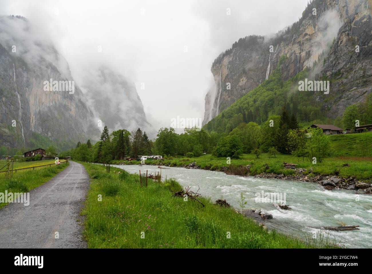 Lauterbrunnen, villaggio in Svizzera, nelle Alpi svizzere, splendida valle con scogliere rocciose e cascate, conosciuta come la Terra delle 72 cascate con un Foto Stock