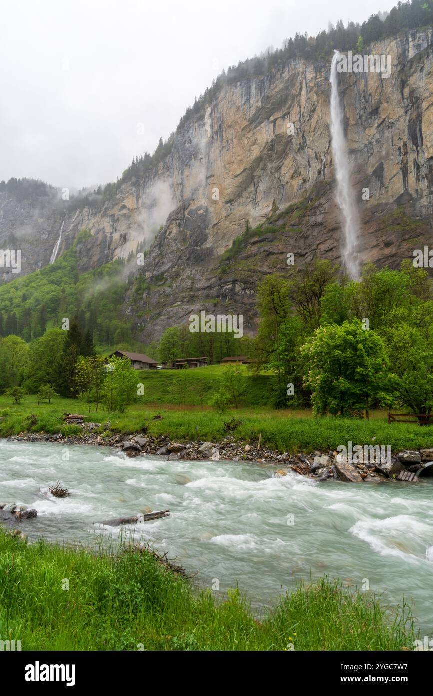 Lauterbrunnen, villaggio in Svizzera, nelle Alpi svizzere, splendida valle con scogliere rocciose e cascate, conosciuta come la Terra delle 72 cascate con un Foto Stock