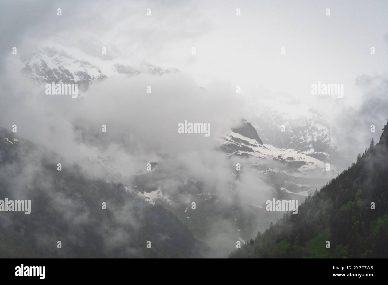 Lauterbrunnen, villaggio in Svizzera, nelle Alpi svizzere, splendida valle con scogliere rocciose e cascate, conosciuta come la Terra delle 72 cascate con un Foto Stock