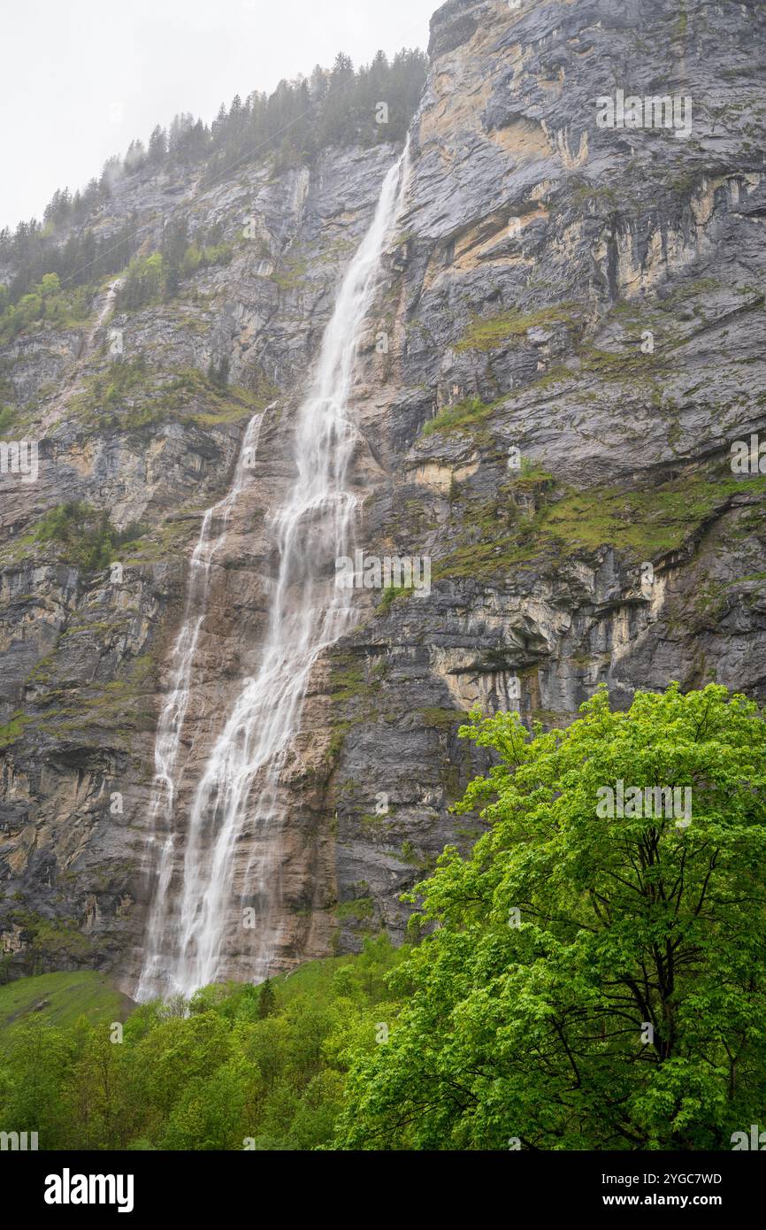 Lauterbrunnen, villaggio in Svizzera, nelle Alpi svizzere, splendida valle con scogliere rocciose e cascate, conosciuta come la Terra delle 72 cascate con un Foto Stock